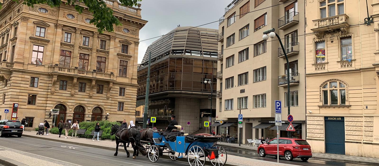 Prodejna se nachází na Masarykově nábřeží přímo naproti tramvajové zastávky Národní divadlo